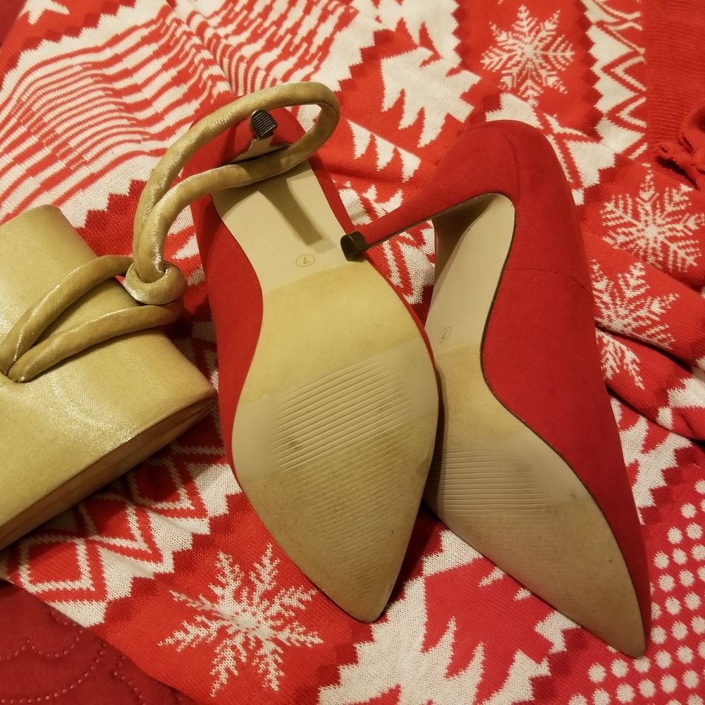 Red Pumps - Picture 4 of 10
